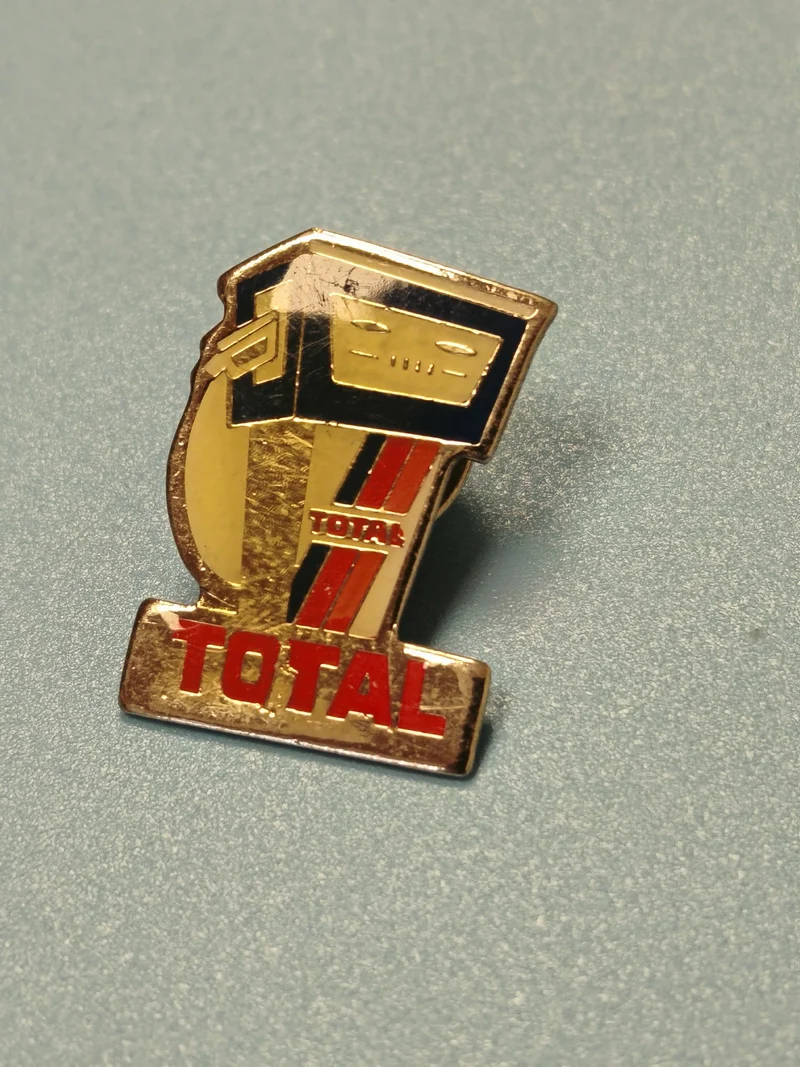 Vintage pin's TOTAL ancien, forme pompe à essence, collection automobile