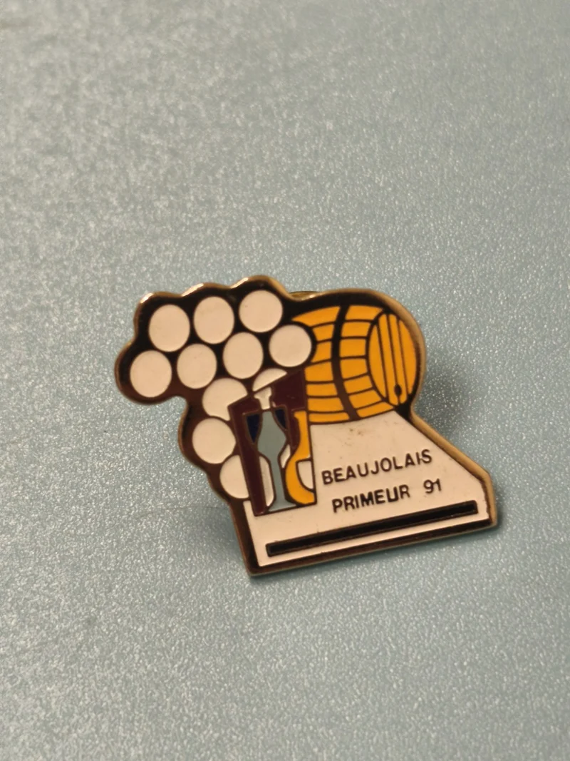 Pin's vintage Beaujolais Primeur 91, vendanges, tonneau, collection vin