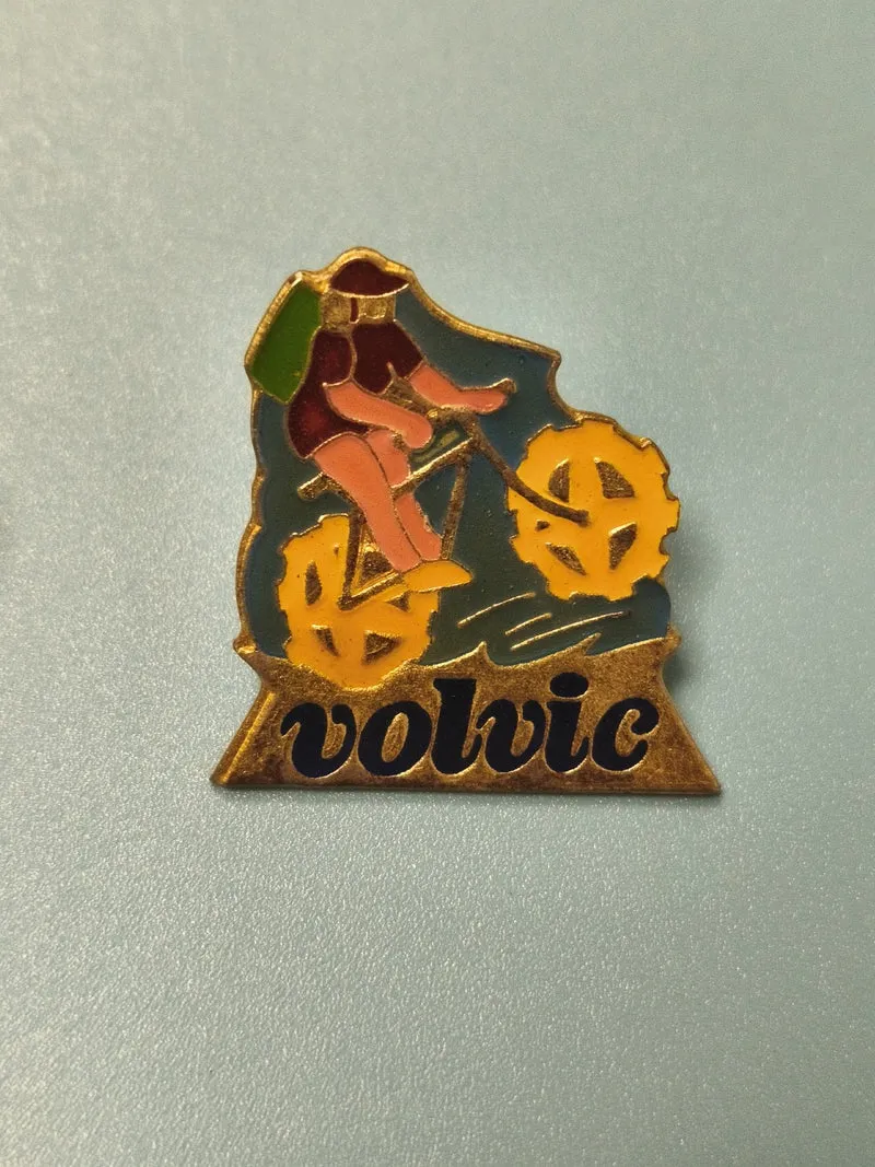 Pin's vintage Volvic cycliste VTT, collection sport, émaillé, occasion