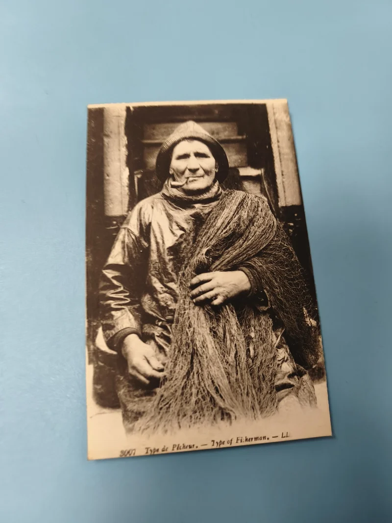 Carte postale ancienne animée pêcheur, photo noir et blanc, filet, vintage