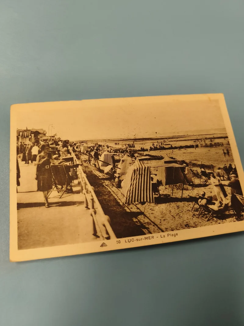 Ancienne carte postale animée Luc-sur-Mer plage vintage ? scène balnéaire