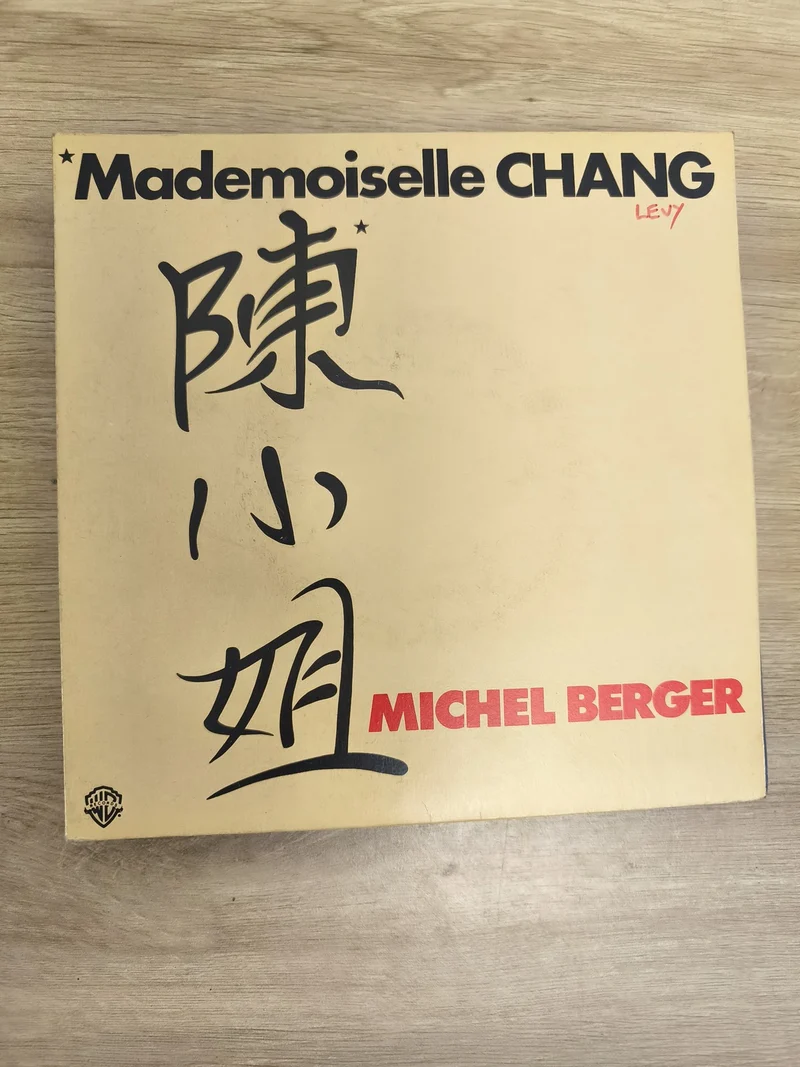 Vinyle 45 tours Michel Berger Mademoiselle Chang pochette beige écriture noire (