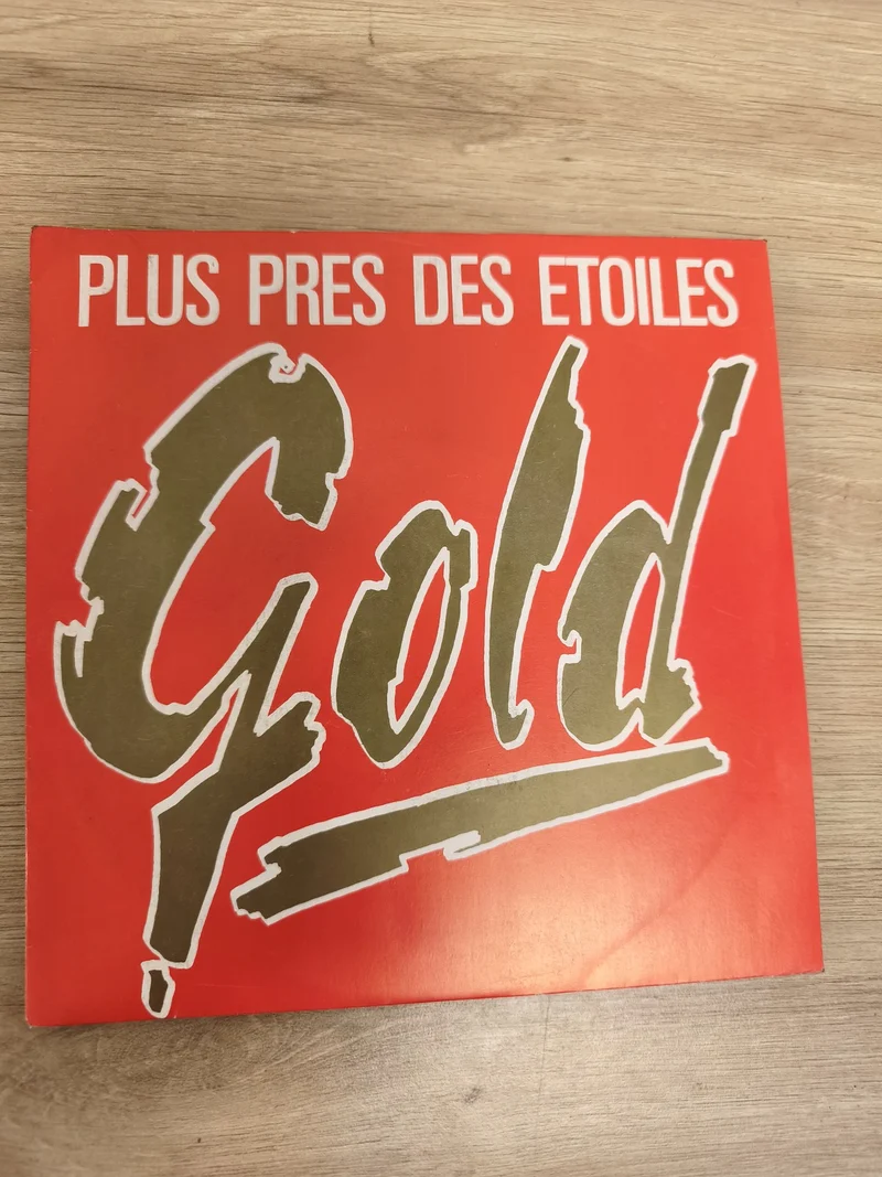 Vinyle 45 tours Gold Plus près des étoiles pochette rouge et or, disque single