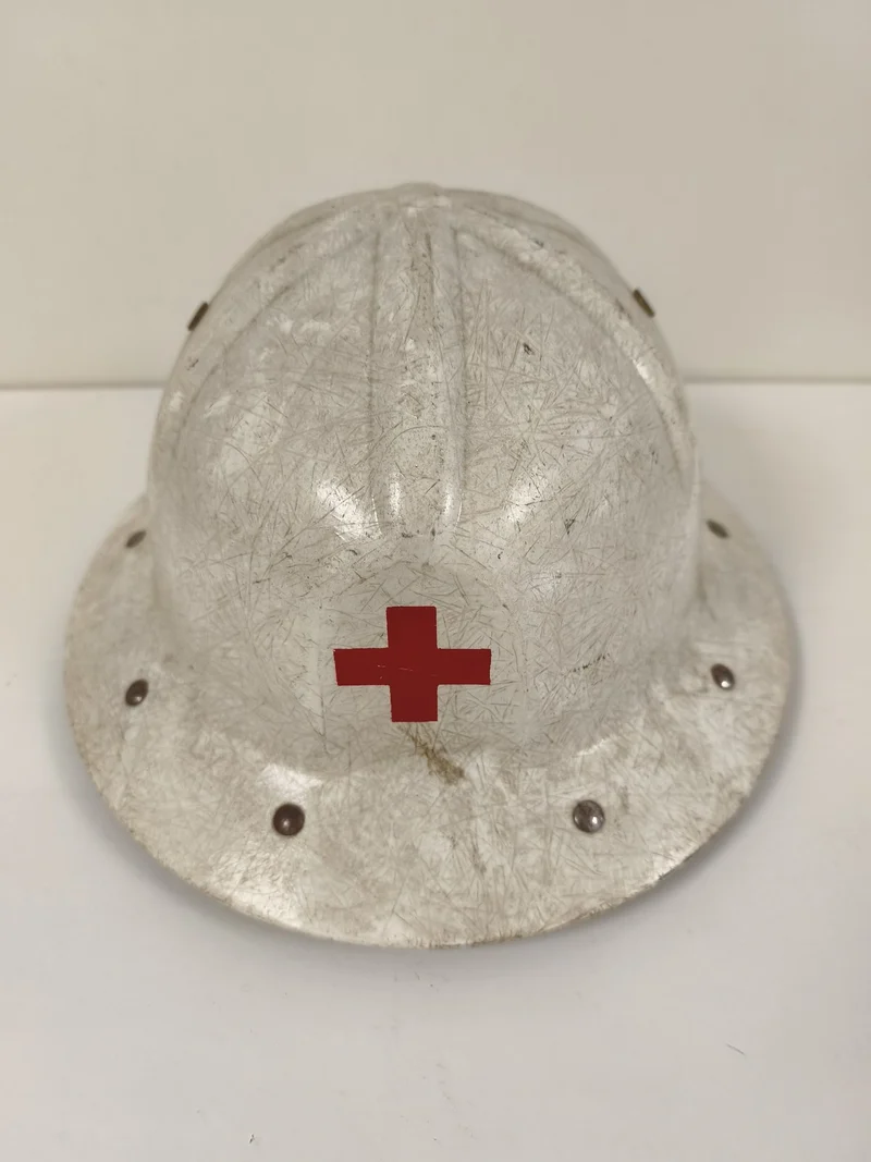 Ancien casque Croix-Rouge Française Petitcollin Paris, blanc, vintage collection