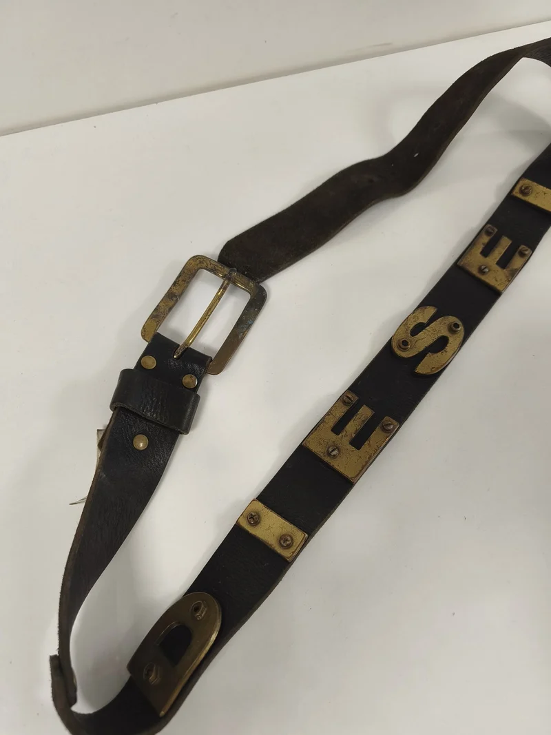 Vintage ceinture Diesel noire à plaques métal doré style industriel