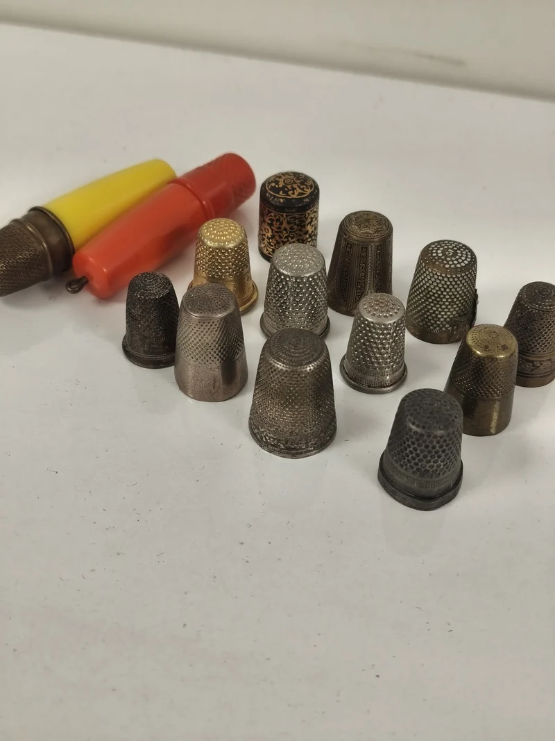 Gros lot dés à coudre métal et plastique, motifs variés, différentes tailles