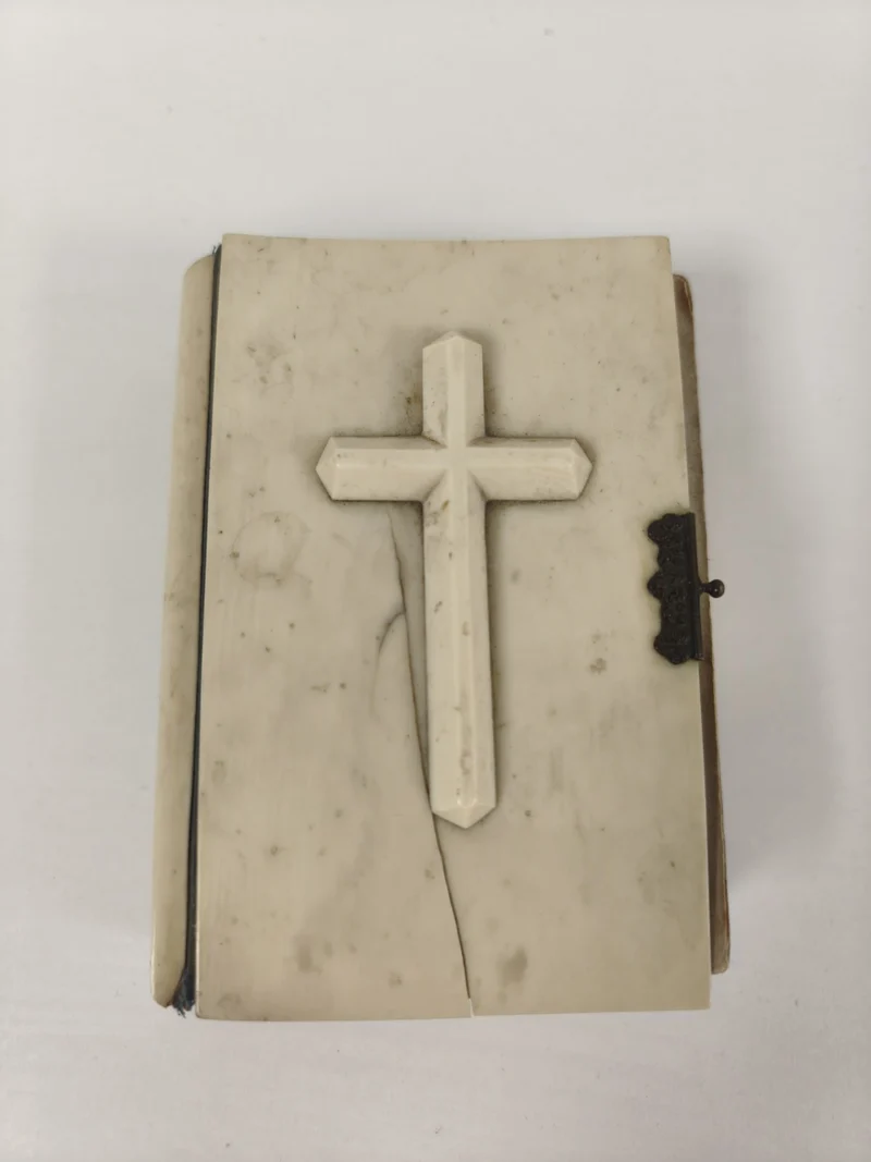 Ancien missel paroissien romain XIXe reliure os croix relief vintage