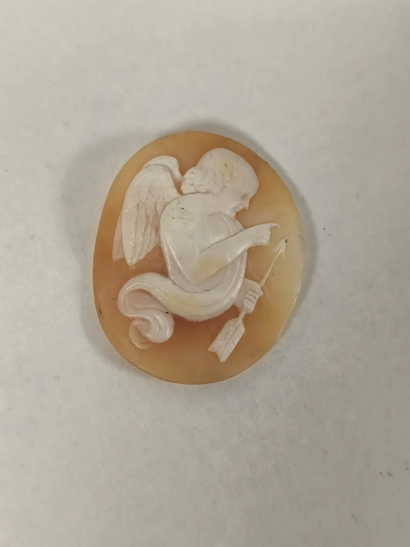Camée ancien XIXe en coquille sculptée, scène figurée, fond orangé