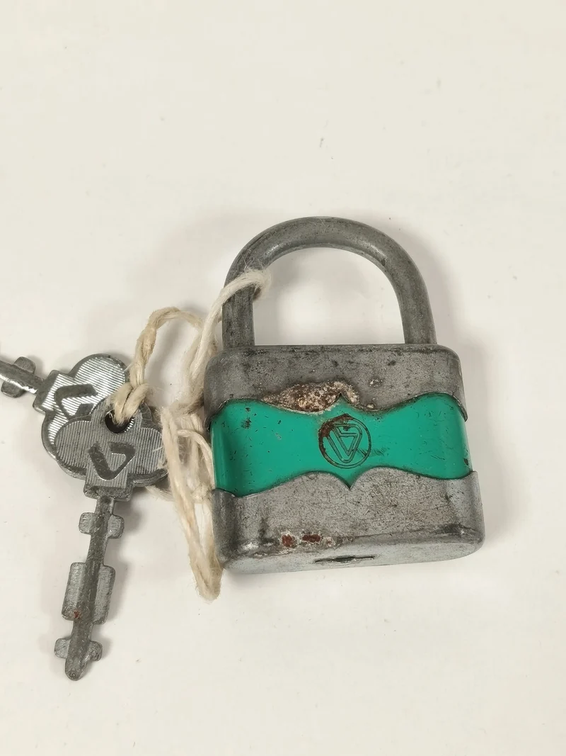 Cadenas ancien marque Ancienne métal vert, deux clés et patine d?usage