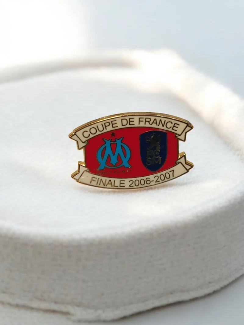 Pin's Coupe de France OM 2007 badge vintage football rétro Olympique Marseille