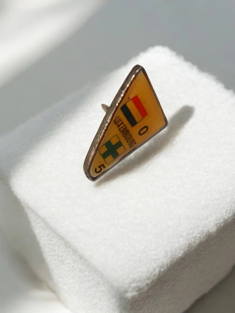 Pin's vintage football OM Luxembourg 5-0 badge ancien score rétro