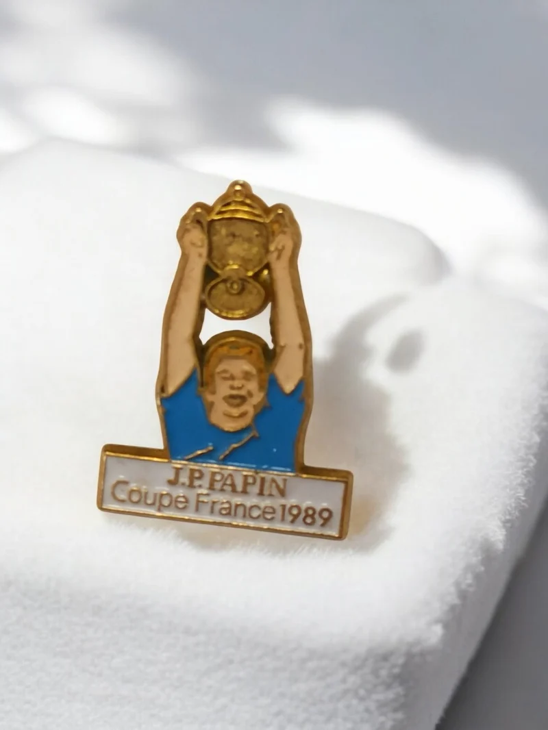 Pin's vintage J.P. Papin OM Coupe France 1989 badge rétro football