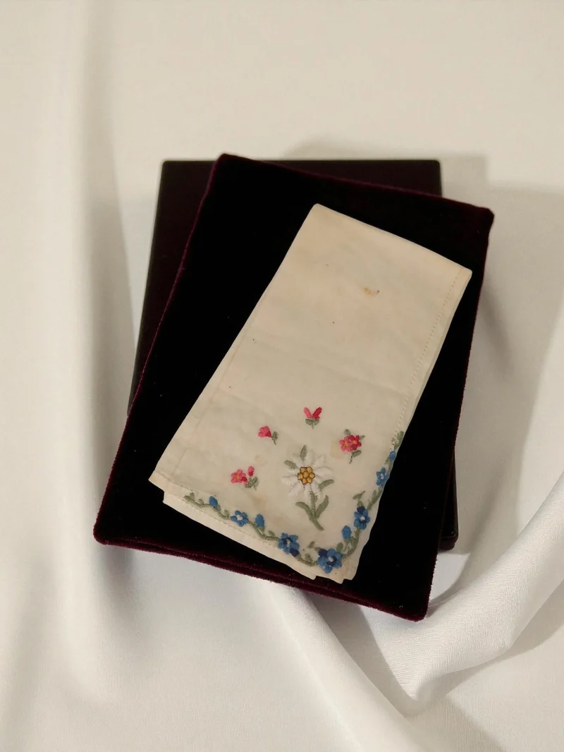 Serviette ancienne brodée fleurs vintage années 50 linge rétro décoratif