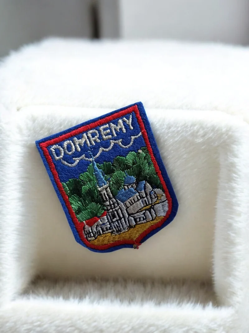 Écusson brodé Domremy ancien patch vintage France blason rétro décor textile