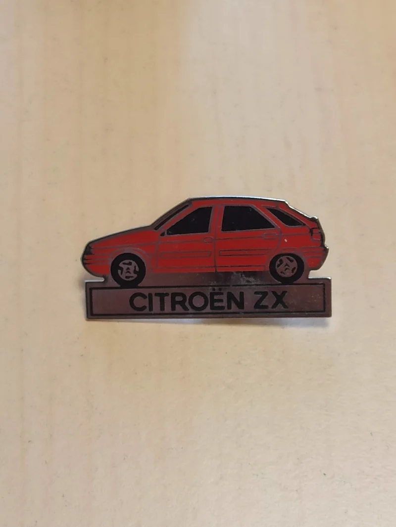Pin's Citroën ZX rouge, badge auto vintage, accessoire rétro années 90