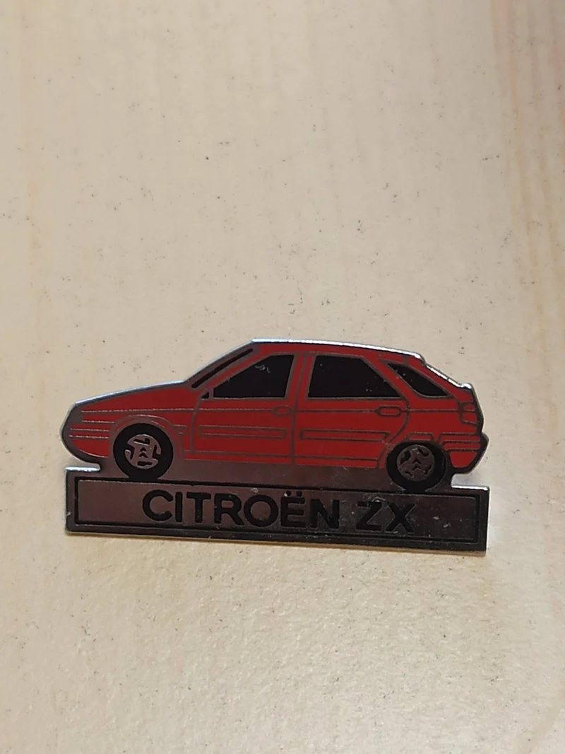 Pin's ancien Citroën ZX, badge rétro collection auto, accessoire vintage rare