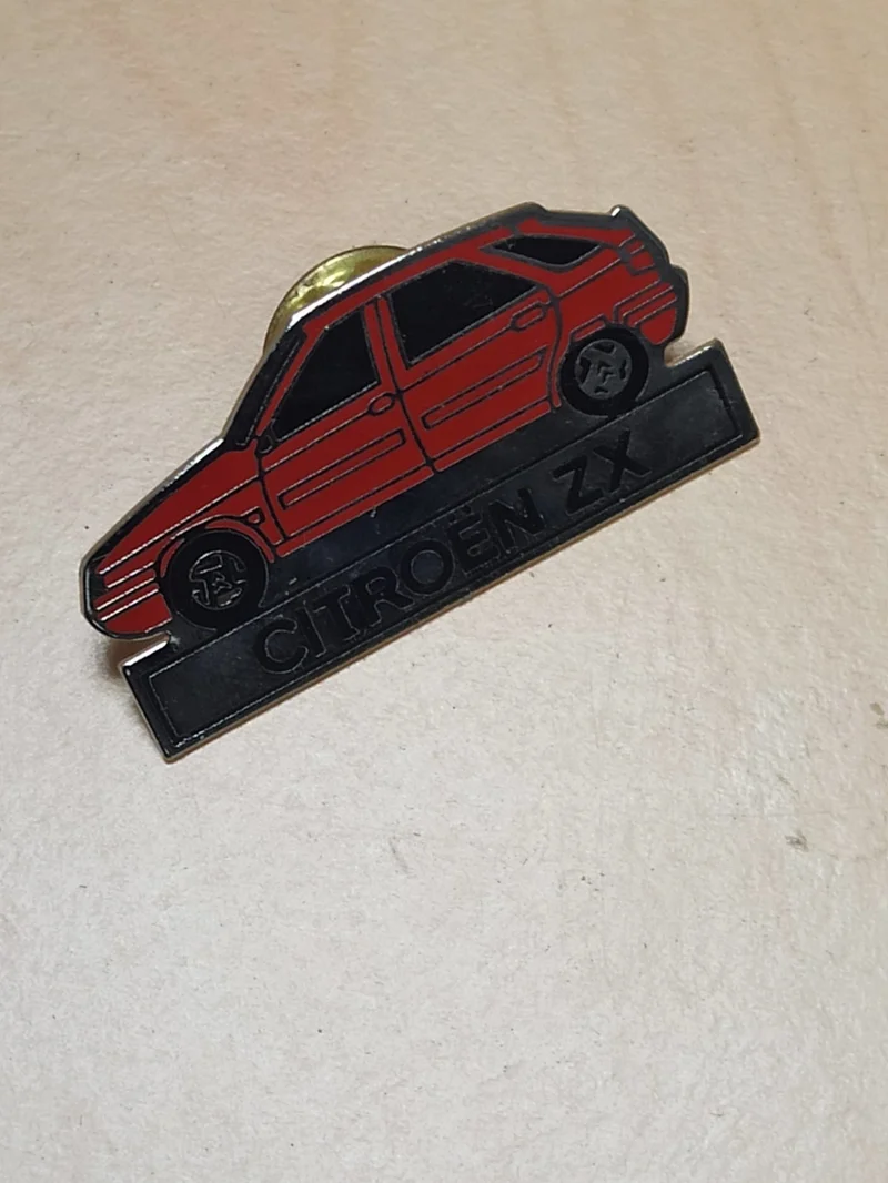 Pin's Citroën ZX vintage rouge ? badge rétro voiture française années 90