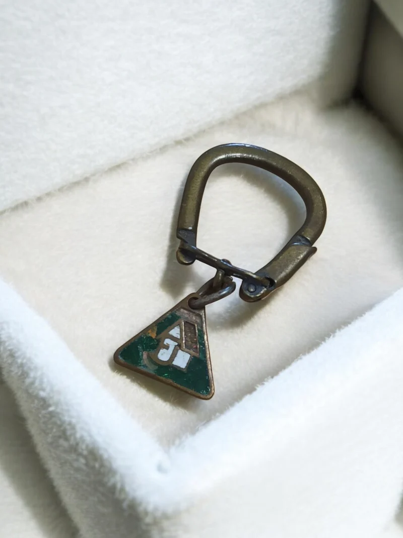 Porte-clés ancien triangle AJ métal patiné vintage rétro déco maison
