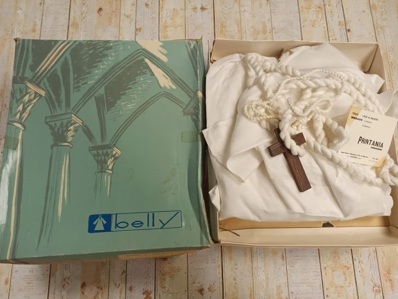 Aube liturgique blanche vintage + ceinture corde & croix bois ancien enfant ch?u