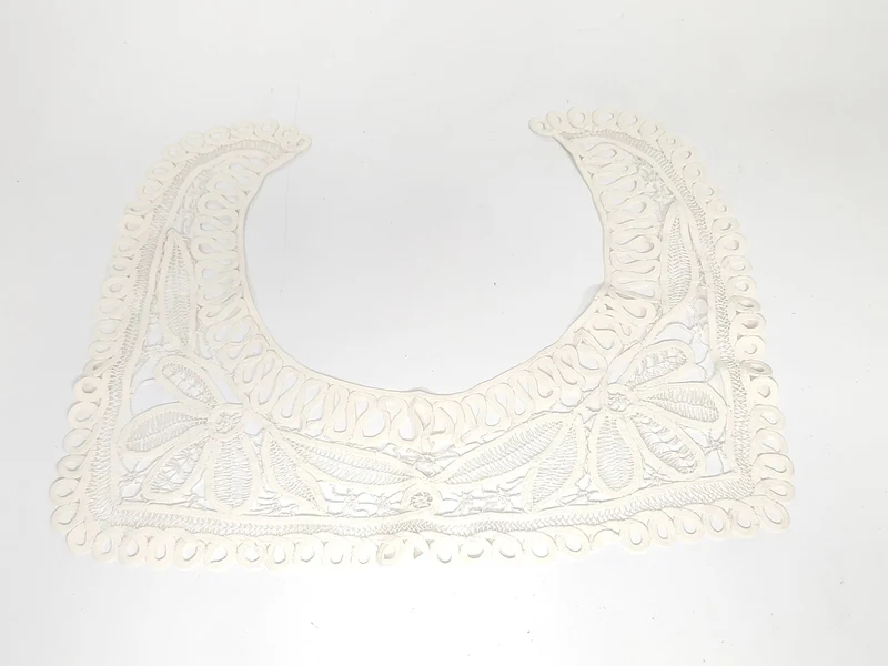 Élément brodé ancien dentelle vintage, petit ornement textile de marque Ancienne