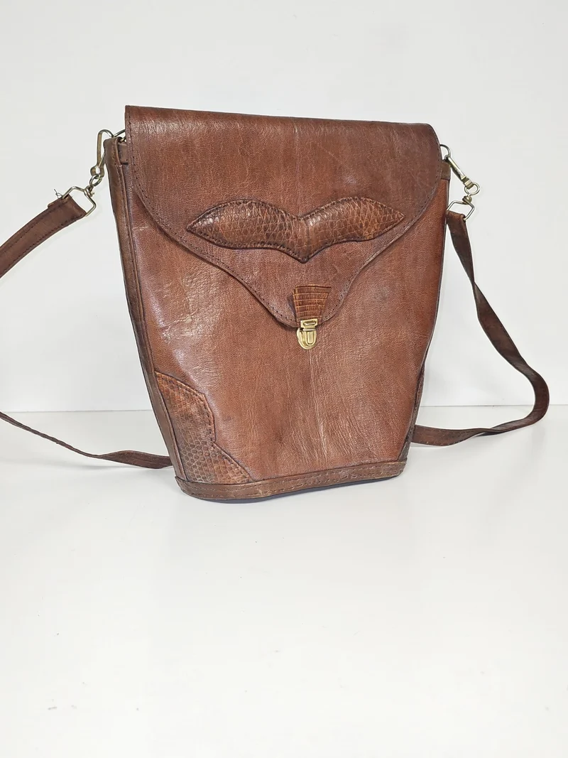 Sac bandoulière femme vintage en cuir véritable Ancienne, rétro, objet ancien