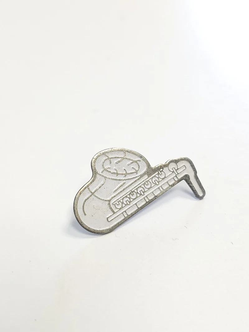 Pin's ancien trompette rétro, badge collection musique vintage, objet décoratif