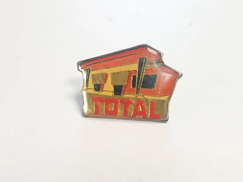 Pin's ancien rétro Total pétrolier collection vintage badge publicitaire France