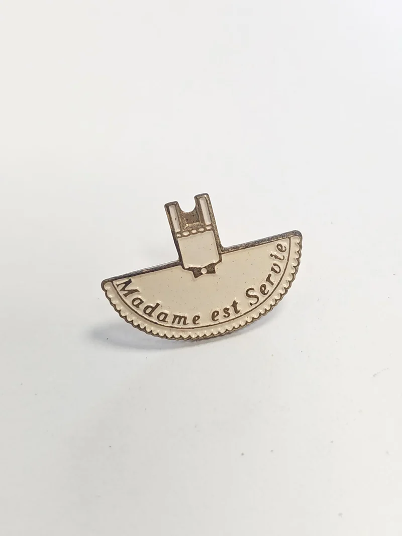 Pin's rétro ancien "Madame est servie" badge collection vintage série culte TV a