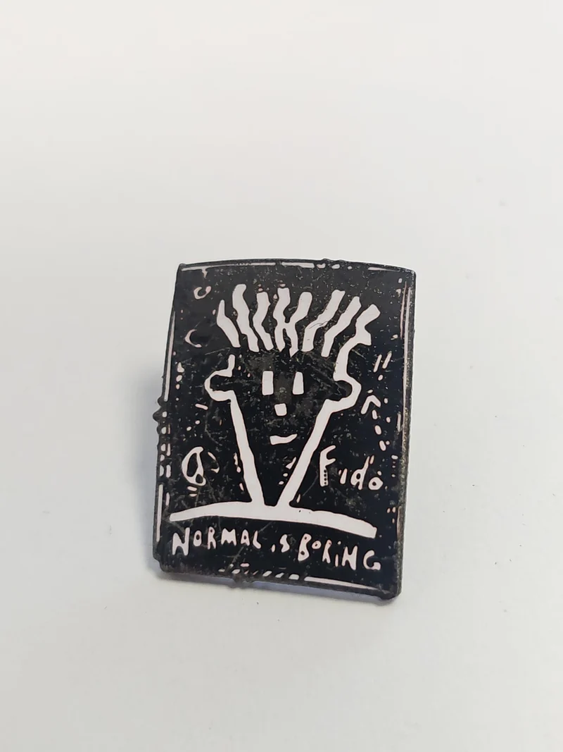 Vintage pin's Fido "Normal is Boring" rétro badge ancien collection original