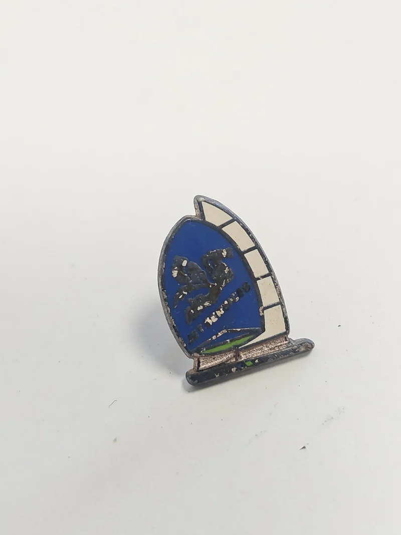 Pin's rétro voile ancien, badge collection nautisme vintage, accessoire marin ra