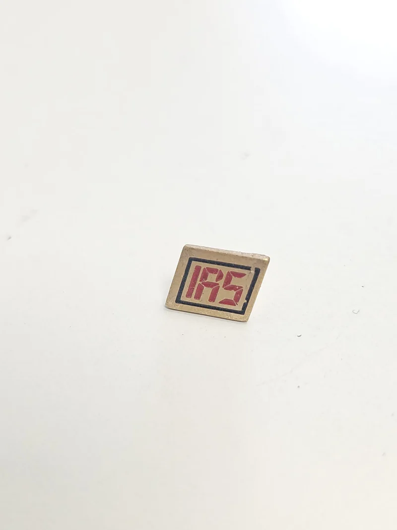 Pin's rétro IRS ancien, badge collection vintage, objet publicitaire rare