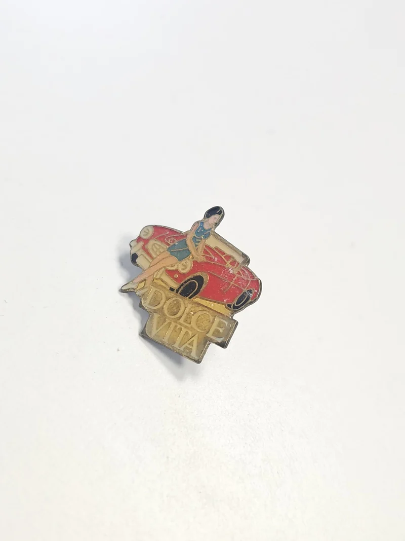 Pin's rétro ancien Dolce Vita ? Badge broche collection vintage années 80 90