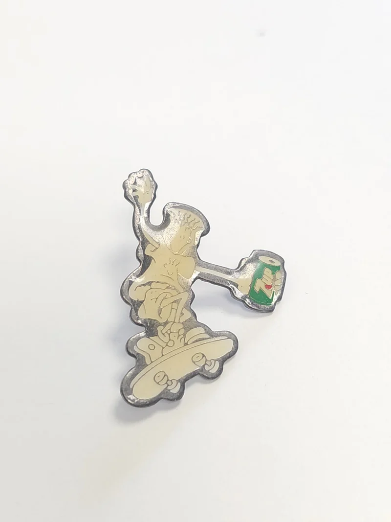 Pin's rétro ancien 7up, badge publicitaire vintage, collection soda boisson rare