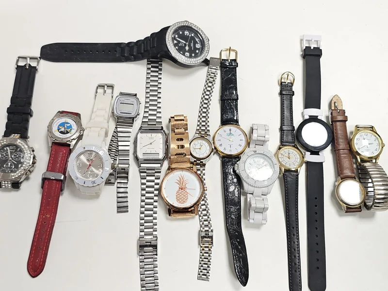 Lot montres femme diverses marques non testées mix occasion à réparer ou pièces