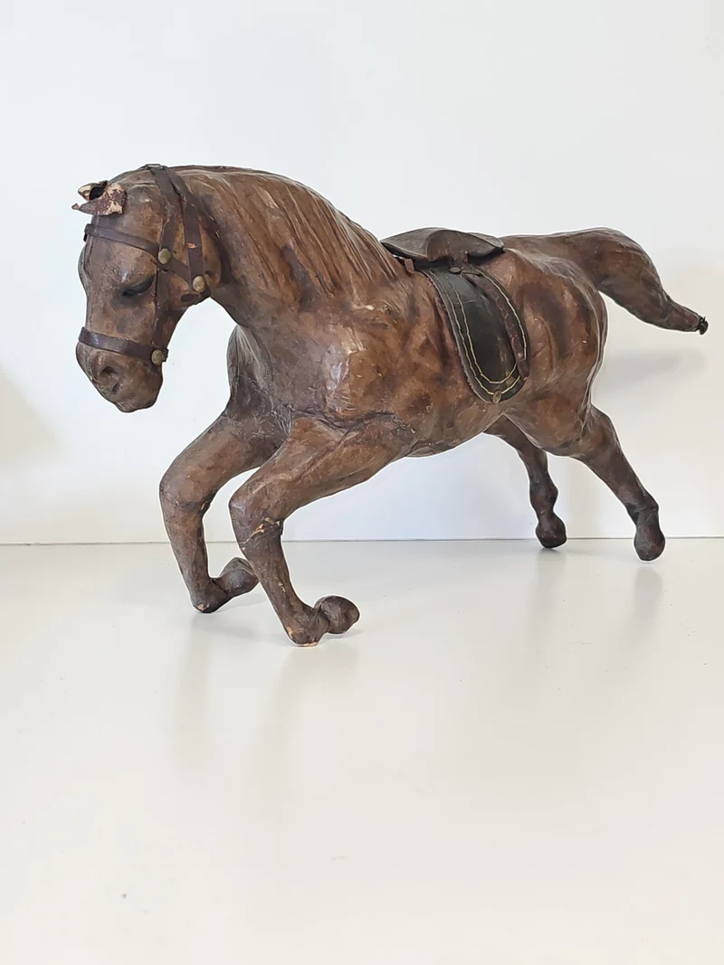 Figurine cheval ancien en cuir vintage années 70 déco rétro collection équestre