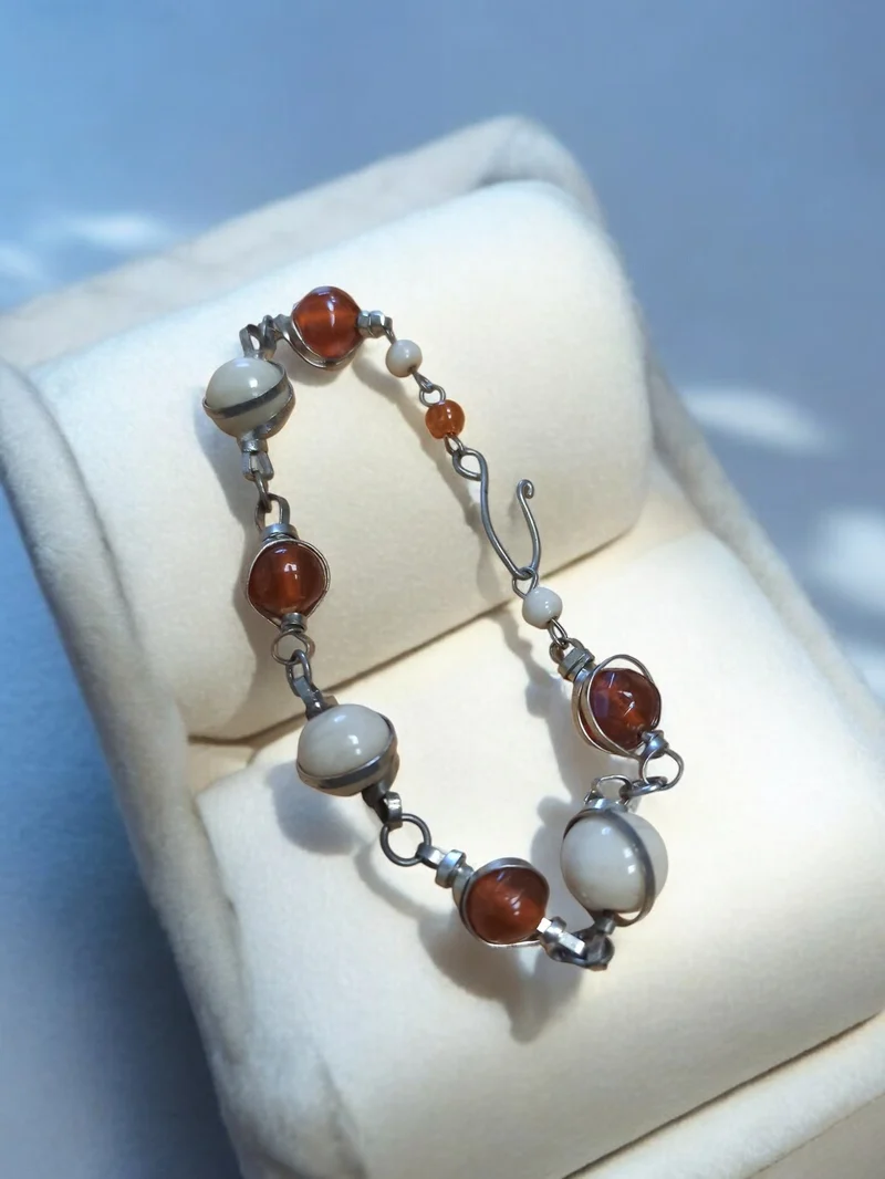 Bracelet vintage rétro perles bicolores style ancien fantaisie, fermoir crochet