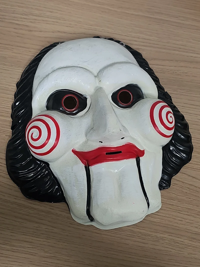 Masque ancien style Saw visage spiralé blanc noir rouge horreur déco vintage