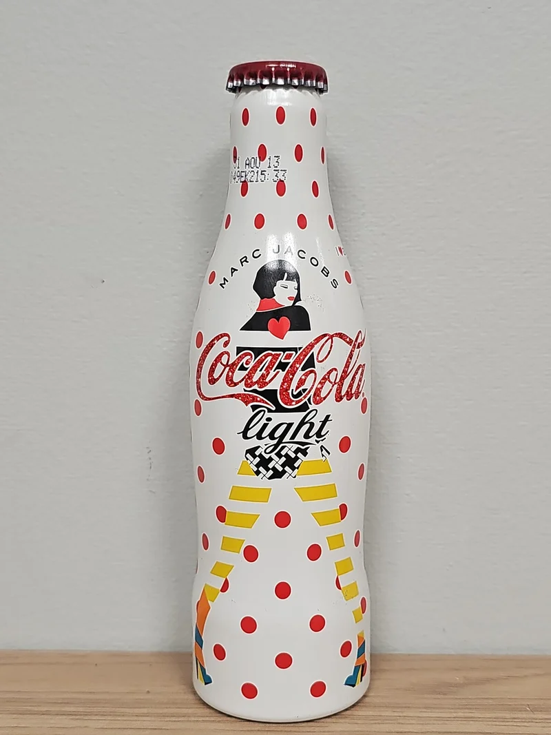 Bouteille Coca Cola pleine édition spéciale Marc Jacobs design original canette