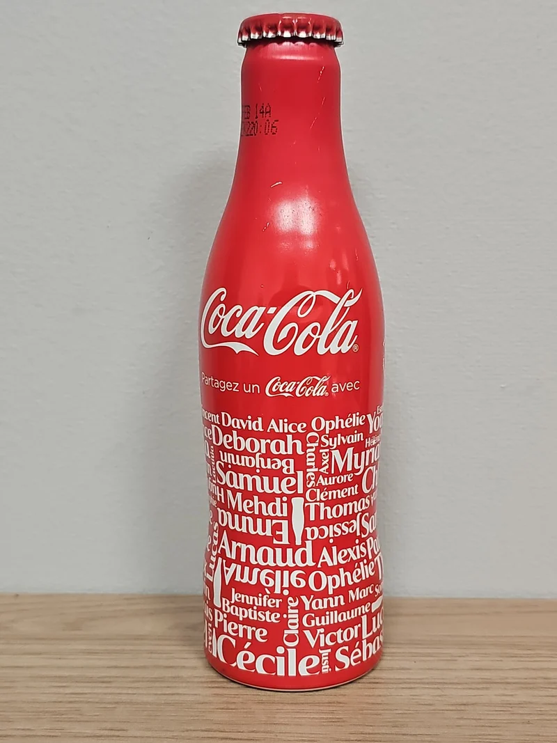 Bouteille Coca Cola pleine, édition spéciale, boisson gazeuse, objet décoratif