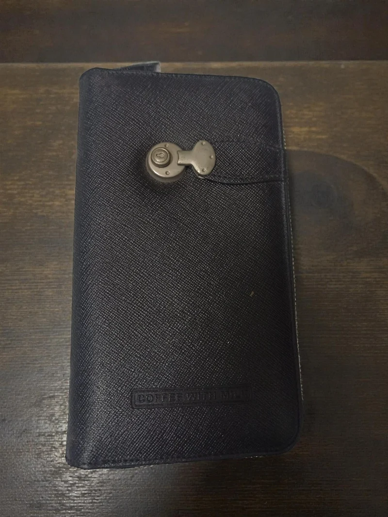 Portefeuille cuir rétro ancien, accessoire vintage élégant pour collectionneur