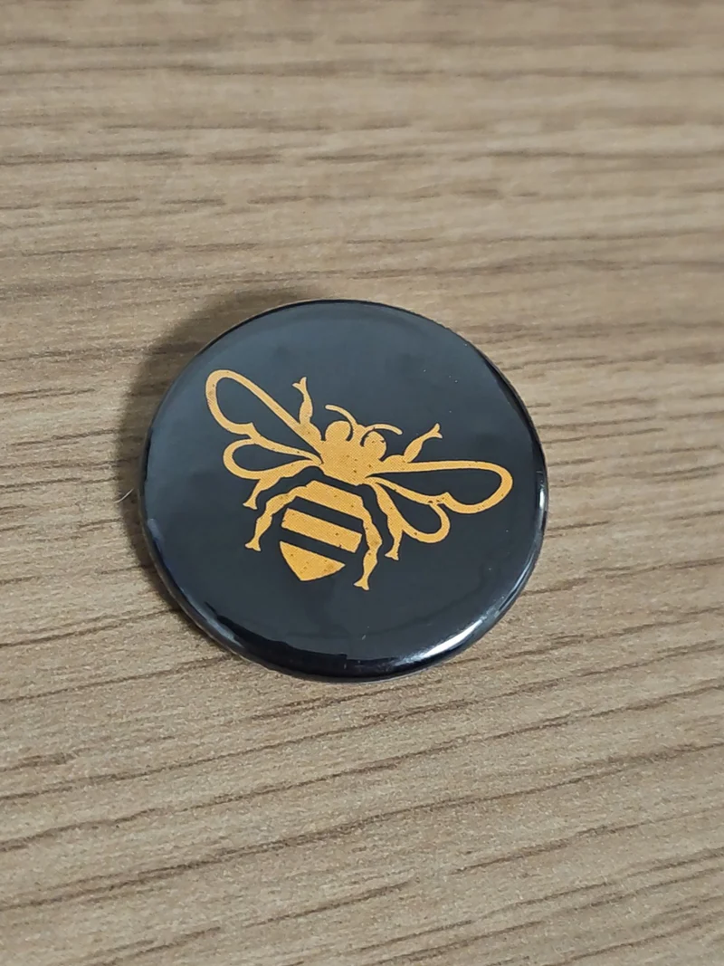 Pin's vintage écusson abeille dorée Manchester, rare badge rétro collection