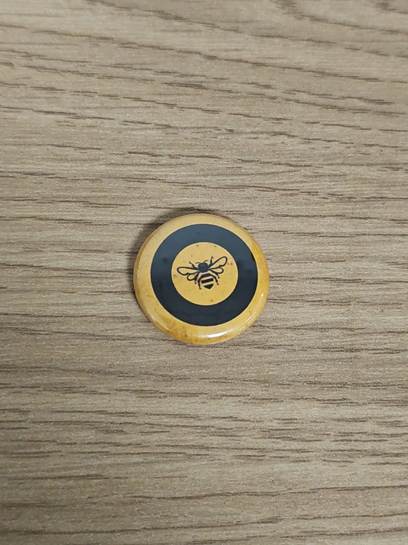 Pin's vintage écusson Manchester Bee doré rare, collection badge rétro UK