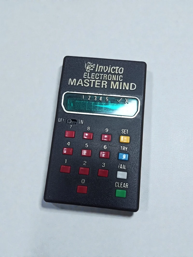 Jeu de stratégie électronique Master Mind de voyage Invicto version portable occ