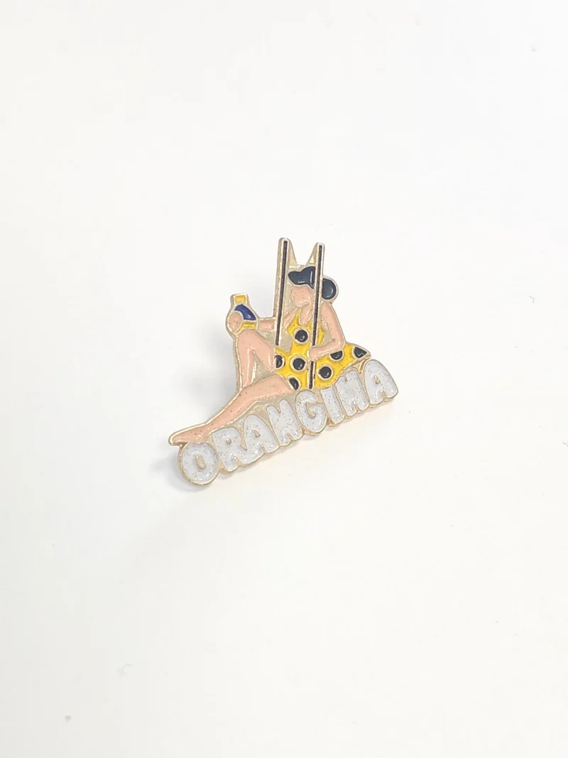 Pin's rétro Orangina ancien, badge publicitaire vintage collection soda France