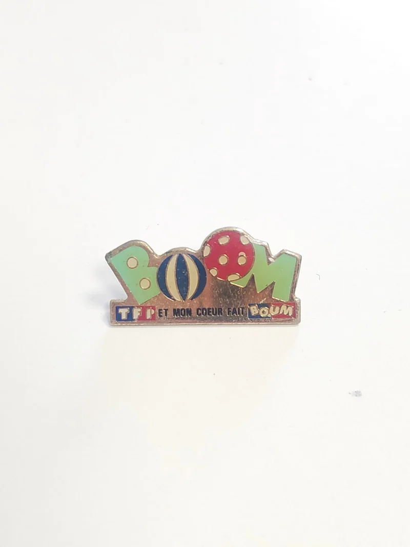Pin's rétro ancien BOOM TF1 authentique, badge collection TV années 90 vintage