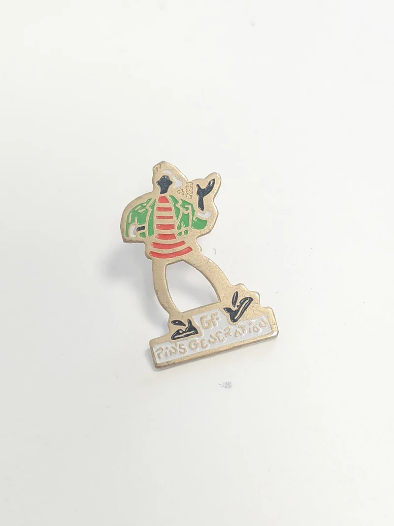 Pin's rétro ancien Génération, badge collection vintage années 80, objet origina