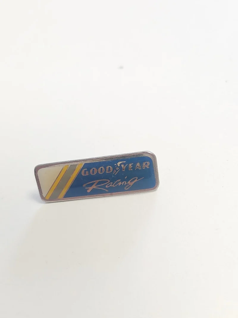 Pin's ancien Goodyear Racing rétro, badge publicitaire collection sport automobi