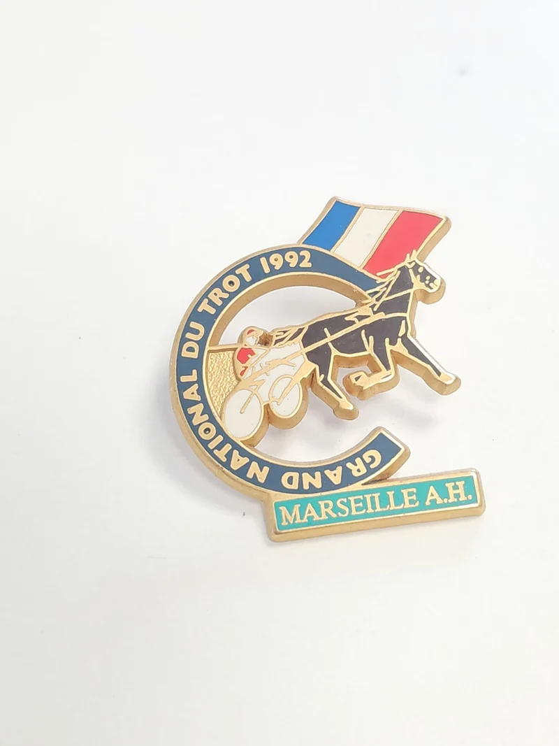 Pin's ancien Grand National du Trot 1992 Marseille, badge vintage hippisme cours
