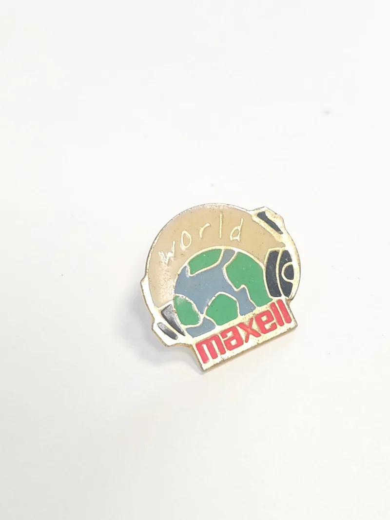 Pin's rétro vintage Maxell World, badge ancien collection publicitaire années 80