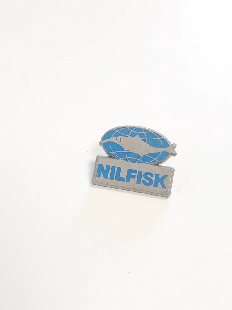 Pin's rétro ancien Nilfisk pour collectionneur, badge publicitaire vintage rare